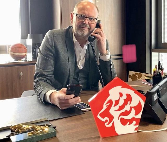 Multi-Unternehmer Jochen Scharf  (u.a. Metropol Automobile): „Ich bin guter Dinge, da die Autohäuser ja wieder öffnen dürfen. Beim Planen der Zukunft bin ich mit meinen Teams per WhatsApp immer im Kontakt.“ | Foto: Privat