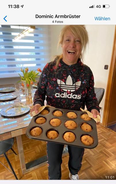 Mode-Lady Dominic Armbrüster: „Die Enkelkinder fordern mich, sie haben immer Hunger! Also ständig Kuchen backen – nach so vielen Jahren wieder!“ | Foto: Privat