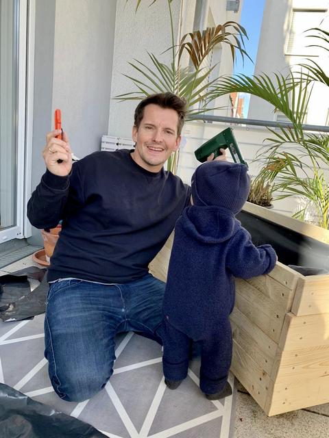 N1-Star  Flo Kerschner: „Ich verbringe viel Zeit mit meinem elf Monate alten Sohn Fynn. Gerade hatten wir die erste Heimwerkerstunde.“ | Foto: Privat