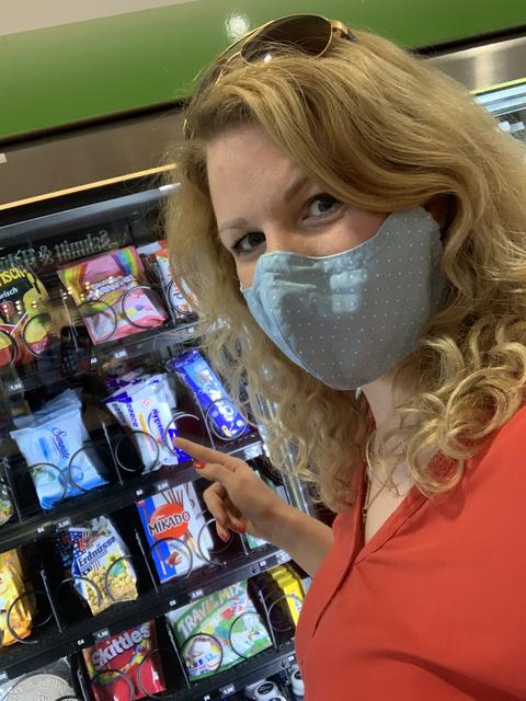 Unternehmerin Alexandra Zölls: „Als Automaten-Unternehmerinnen erweitern wir gerade unser 
Angebot im Hinblick auf den veränderten Bedarf: Wir bieten
Hygiene-Artikel zu fairen Preisen an.“ | Foto: Privat