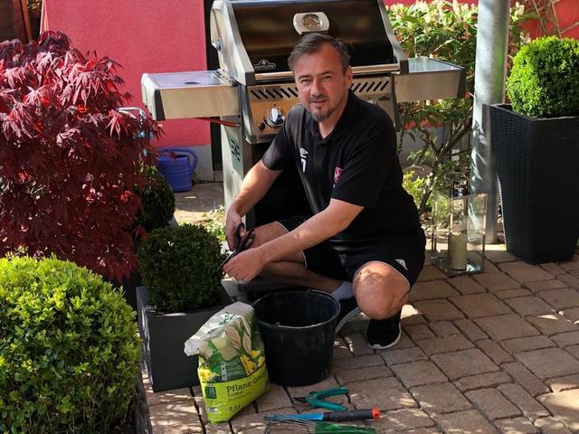 Club-Legende Thomas Ziemer: „Wenn ich schon den Geruch von frisch gemähtem Rasen beim FCN nicht genießen kann, mach‘ ich‘s mir halt zuhause schön.“ | Foto: Privat