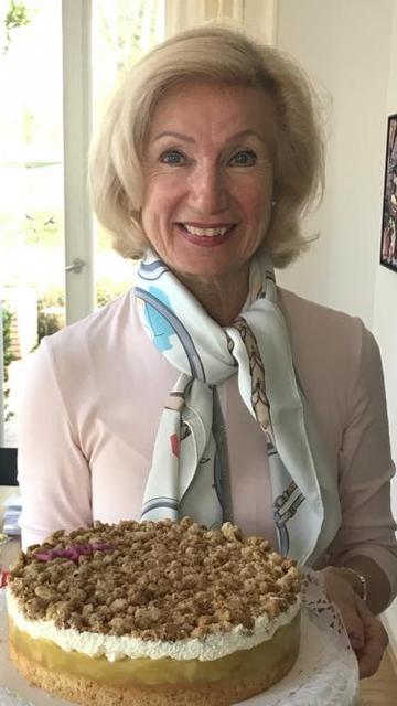 Nürnbergs Kulturreferentin Prof. Dr. Julia Lehner: „Wenn man der aktuellen Situation etwas Gutes abgewinnen möchte, dann sicher die Tatsache, dass man als Familienverband, so räumlich möglich, enger zusammenrückt. Daher habe ich mich zuletzt sehr gefreut, etwas Muße gefunden zu haben, mich an einem süßen Beitrag zur sonntäglichen Kaffeetafel zu versuchen.“ | Foto: Privat