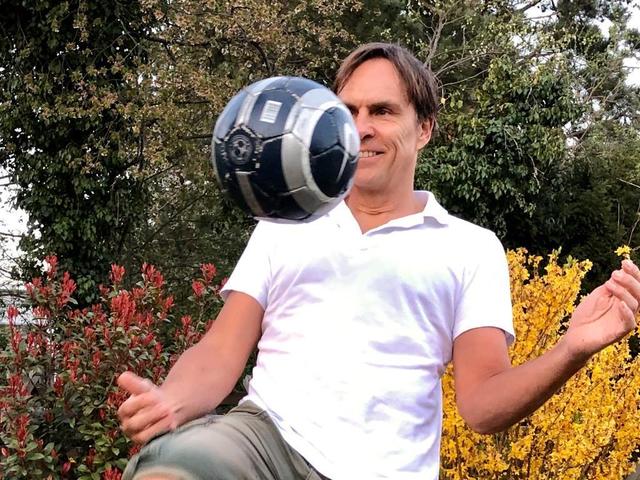 Funkhaus-Geschäftsführer Alexander Koller: „Wir haben momentan mega-viel Arbeit beim Radio! Mit dem Ball zu jonglieren als Ausgleich zu einem langen Arbeitstag, ist für mich wie geistiges Yoga.“ | Foto: Privat