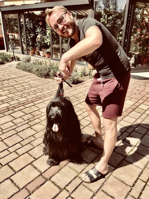 VIP- &amp; Opernballfriseur Marcel Schneider: „Ich gehe täglich mit meinen Hunden Bella und Yuma zwei Stunden in die Natur – und manchmal ist auch ein neuer Haarschnitt nötig...“ | Foto: Privat