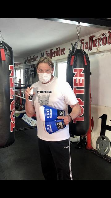 VIP-Bodyguard Peter Althof: „Stärke &amp; Schnelligkeit sind mein Kapital, ich trainiere auch jetzt weiter – allein bei mir im Studio, um einsatzbereit für den Job zu bleiben.“ | Foto: Privat