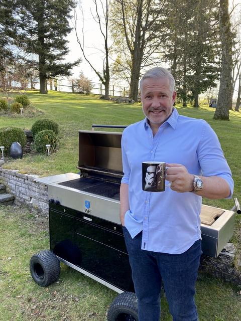 Sternekoch Alexander Herrmann: „Mein Leben mit Corona? Morgens der Kampf mit zu langen Haaren, dann Kaffee aus meiner Lieblingstasse, anschließend stundenlang telefonieren &amp; und organisieren – und abends wird der Grill angeworfen.“ | Foto: Privat