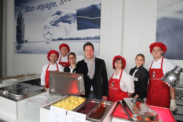 Eventcaterer René Lehrieder mit einigen seiner Mitarbeiter. | Foto: Udo Dreier