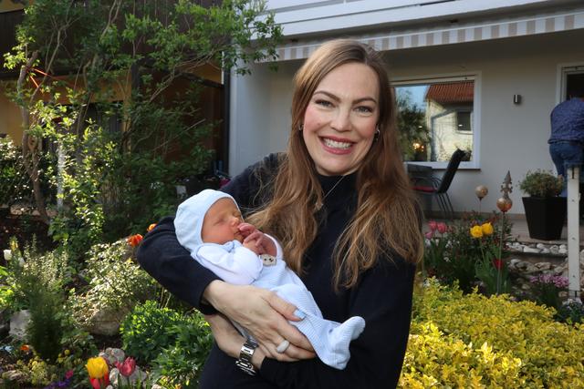 Stolze Mama: Maklerin &amp; Model Claudia Pinkert mit ihrem kleinen Sonnenschein Julius René. | Foto: John R. Braun