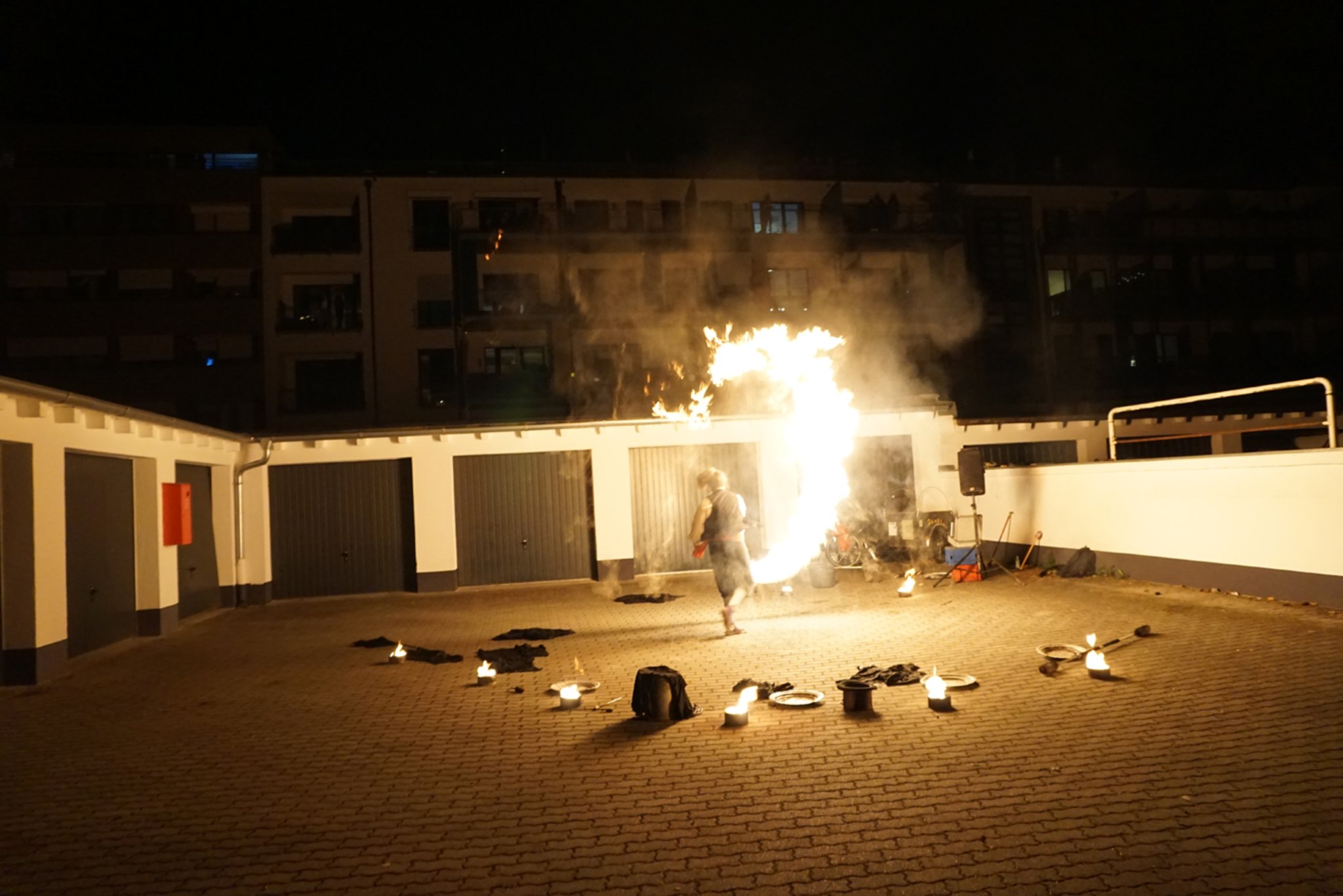 Neues Live-Kulturformat "Kultur vor dem Fenster" in Fürth: Feuershow im