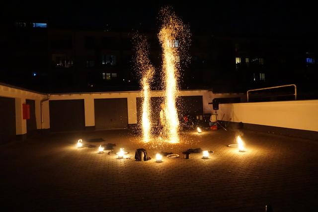 Neues Live-Kulturformat "Kultur vor dem Fenster" in Fürth: Feuershow im