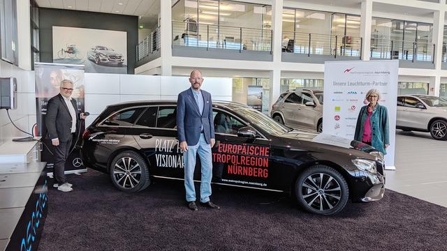 Andreas Rabitz, Niederlassungsleiter Pkw Mercedes-Benz Niederlassung Nürnberg, Prof. Dr. Klaus L. Wübbenhorst, Wirtschaftsvorsitzender der Metropolregion Nürnberg, und Dr. Christa Standecker, Geschäftsführerin der Metropolregion Nürnberg (v.l.).