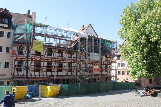 An der Gaststätte "Augustiner Zur Schranke" wird immer noch Brandschutt weggeräumt. 