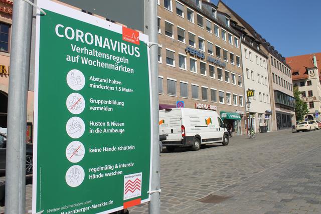 Auch am Hauptmarkt weisen große Schilder darauf hin, was erlaubt und was verboten ist. | Foto: Victor Schlampp