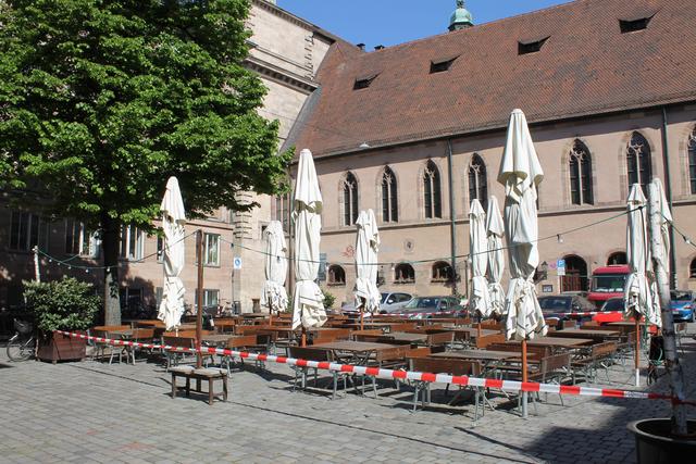 Ein trauriger Anblick: Der Biergarten hinter dem Rathaus (Familie Förster) muss trotz des herrlichen Frühjahrswetters geschlossen bleiben. | Foto: Victor Schlampp