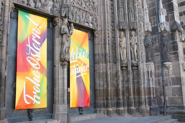 Farbenfroher Ostergruß an der Lorenzkirche und ein Trost für alle Menschen, die an Christus glauben. | Foto: Victor Schlampp