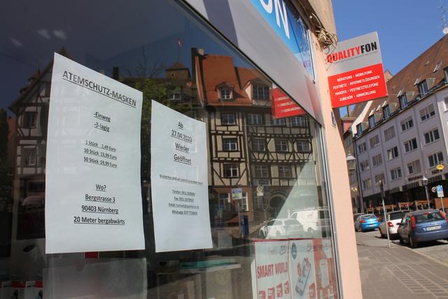 Auch Atemschutzmaksen  - eigentlich handelt es sich um sogenannte "Mund-Nasen-Masken", die nur einen begrenzten Schutz vor einer Coronainfektion bieten - zu Normalpreisen sind wieder vor Ort erhältlich. | Foto: Victor Schlampp