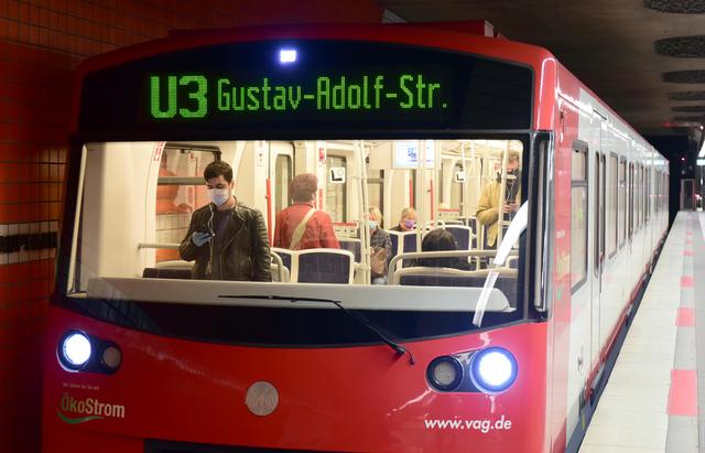 Die VAG wird auch in den nächsten Tagen die Fahrgäste motivieren, den Mund-Nase-Schutz zu tragen. Seit 27. April fährt sie wieder 95 Prozent ihres Angebote nach Jahresfahrplan. In den Fahrzeugen war über den Tag ausreichend Platz.