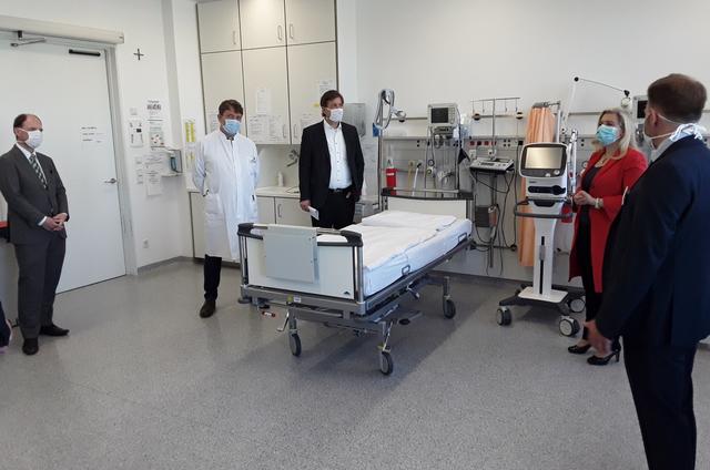 Installation Beatmungsgeräte Aufwachraum (v. l. n. r.: MdL Michael Hofmann, Ärztlicher Direktor Prof. Dr. med. Jürgen Gschossmann, Landrat und Aufsichtsratsvorsitzender Dr. Hermann Ulm, Gesundheitsministerin Melanie Huml, Geschäftsführer Sven Oelkers).