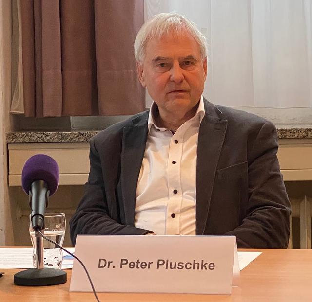Am 30. April 2020 endet die zwölfjährige Amtszeit von Dr. Peter Pluschke als Referent für Umwelt und Gesundheit der Stadt Nürnberg. Auf dem Bild während einer Pressekonferenz zu Beginn der Coronakrise.
