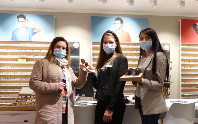 Cristina (l.) ließ sich vom Experten-Team von „eyes + more“ in den zum Teil geöffneten Erlangen Arcaden beraten.
Foto: © Uwe Müller