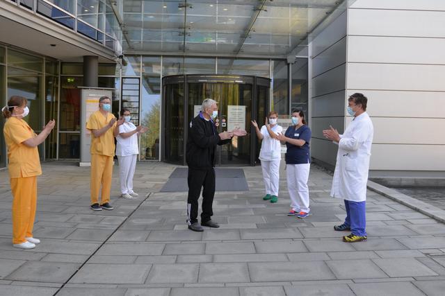 Freude darüber, dass Josef K. das Klinikum als geheilt verlassen kann. In der Mitte: Josef K. v.l. Dr. med. Judith Neglein, Horst Braun, Nadine Abert, rechts: Mareike Nurnus, Oberärztin Katrin Wenz, Ärztlicher Direktor Prof. Dr. med. Jürgen Gschossmann.