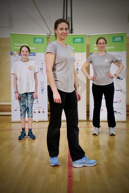 Nicht nur für Kinder: Finja, Janet und Katja (v. li.) zeigen auf dem YouTube-Kanal „Henrietta & Co“, wie man sich daheim fit hält.