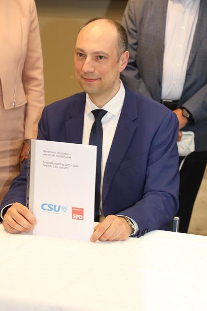 CSU-Fraktionsvorsitzender Andreas Krieglstein mit dem Kooperationsvertrag.  | Foto: Udo Dreier