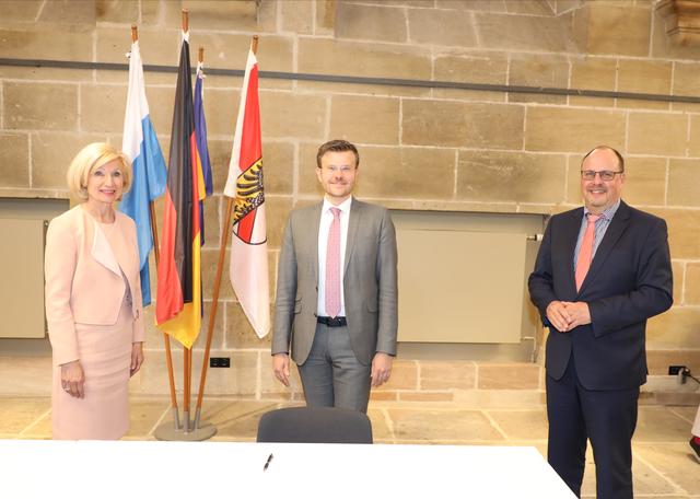 Oberbürgermeister Marcus König (M.) mit 2. Bürgermeisterin Prof. Dr. Julia Lehner (l.) und Bürgermeister Christian Vogel.  | Foto: Udo Dreier