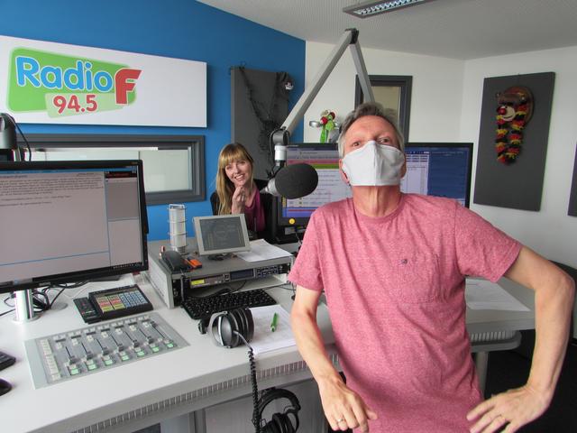 In ihrer Sendung “Guten Morgen Franken“ kürten die Radio F-Moderatoren Steffi Pankotsch und Helmut Föttinger „Babbmlabbm“ als bestes fränkisches Wort für die allge- genwärtige Corona-Schutzmaske.