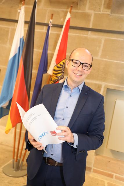 Nürnbergs SPD-Partei- und Fraktionsvorsitzender Thorsten Brehm mit dem Kooperationsvertrag.  | Foto: Udo Dreier