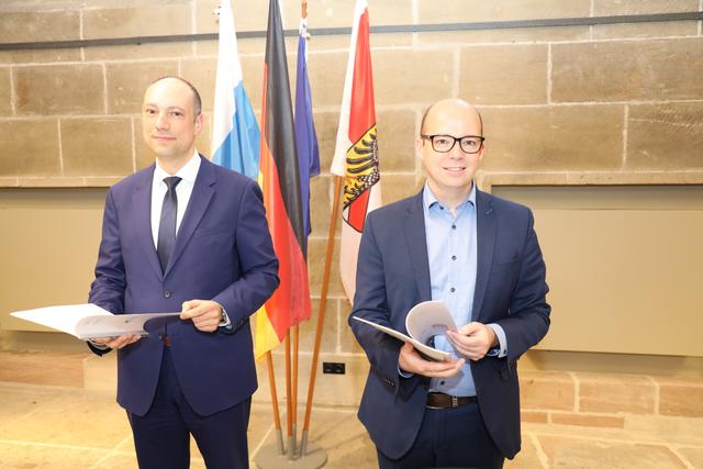 Kooperationsvertrag zwischen CSU und SPD unterzeichnet. | Foto: Udo Dreier