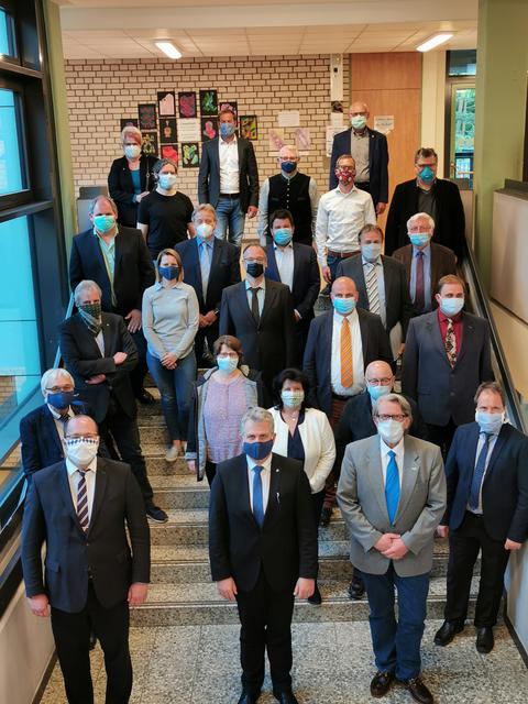 Zum Gruppenbild von Stadtrat und Bürgermeistern gehört 2020 auch die Gesichtsmaske. | Foto: Stadt Stein