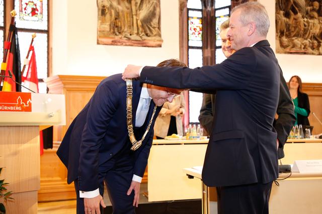 Amtsvorgänger Dr. Ulrich Maly überreicht die Amtskette an Marcus König.