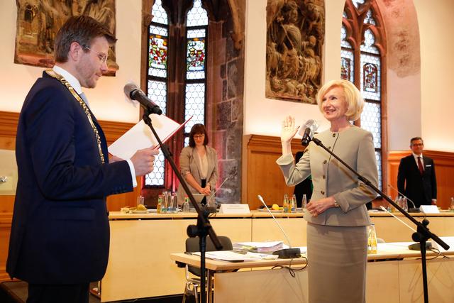 Oberbürgermeister Marcus König vereidigt Prof. Dr. Julia Lehner zur 2. Bürgermeisterin.  | Foto: Giulia Iannicelli/Stadt Nürnberg