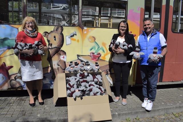 V.l.: Hanne Henke (Vorsitzende Klabautermann), Silvia Manca von Allianz Silvia Manca aus Ziegelstein und Francesco Ceccio Manca vor der Straßenbahn des Vereins Klabautermann im Garten der Kinderklinik am Klinikum Nürnberg Süd mit den kuscheligen Stoff-Entchen für die Kinder. Achtung: Abstand wurde stets eingehalten, Hände wurden desinfiziert und Masken wurden außer beim Foto immer getragen.