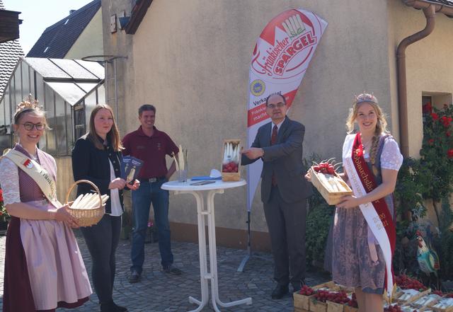 Die fränkische Spargelkönigin Christiane Reinhart, Miriam Adel, Vorsitzende des Spargelerzeugerverbandes in Franken, Gastgeber Hans-Jürgen Höfler, Bundesminister a.D. Christian Schmidt MdB und die Knoblauchsländer Spargelprinzessin Ann-Katrin Meinert (v.l.).  | Foto: Kämmerer