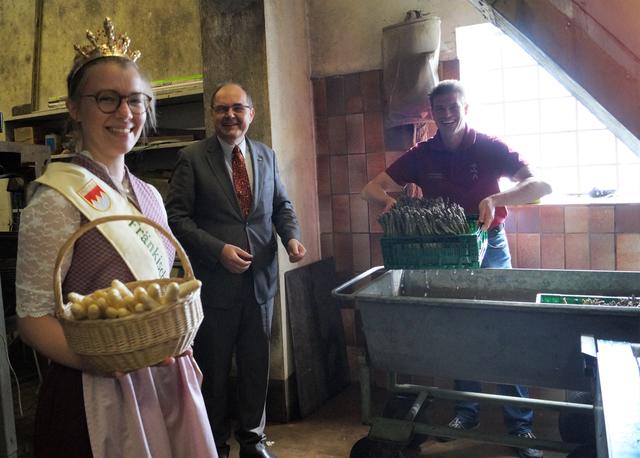 Die  fränkische Spargelkönigin Christiane Reinhart mit Bundesminister a.D. Christian Schmidt MdB und Gastgeber Hans-Jürgen Höfler (v.l.).  | Foto: Kämmerer