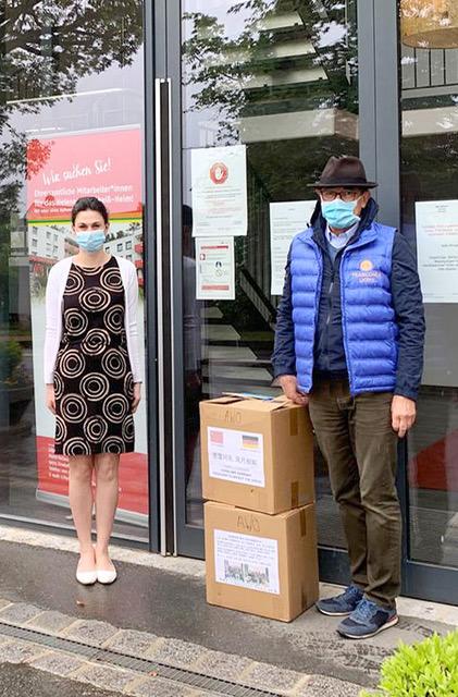 Sinnvolle Spende: Frau Günther, Leitung Seniorenwohnheim AWO und Lions-Freund Dr. Steiger bei der Übergabe der Masken. | Foto: Lions Club Zirndorf-Franconia