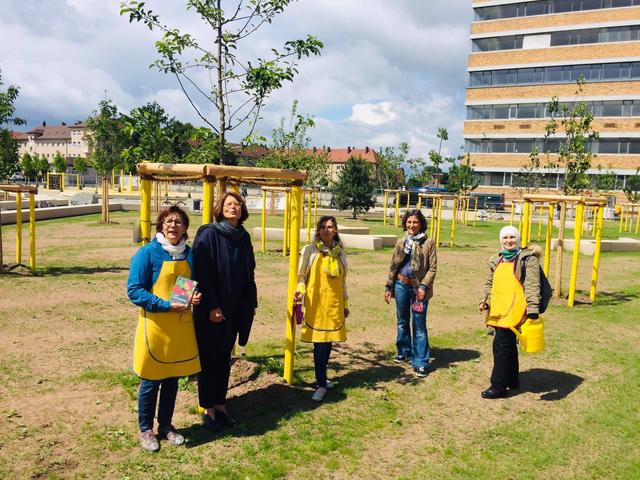 16 Obstbäume im neuen Quelle-Park: Übergabe an die engagierten Baumpaten.  | Foto: oh