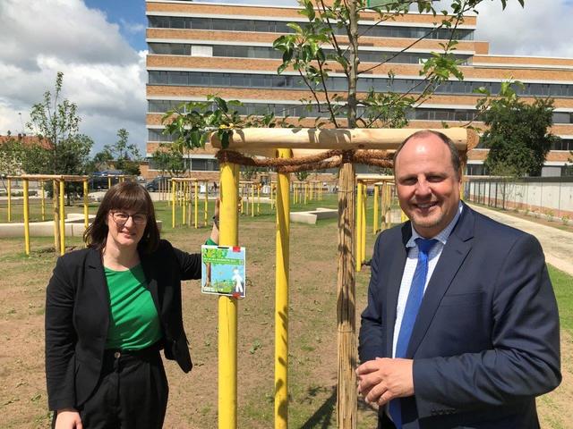 Umweltreferentin Britta Walthelm (.) und Bürgermeister Christian Vogel übergeben 16 Obstbäume im neuen Quelle-Park an die Baum-Paten.  | Foto: oh