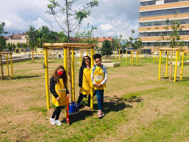 16 Obstbäume im neuen Quelle-Park: Übergabe an die engagierten Baumpaten.  | Foto: oh
