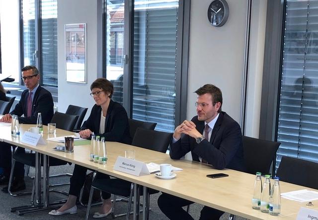 Die Task Force Corona setzt die Strategie für Wege aus dem Lockdown in die Tat um (v.l.):  Wirtschaftsreferent Dr. Michael Fraas, die zum Rat der Wirtschaftsweisen zählende Prof. Dr. Veronika Grimm und Oberbürgermeister Marcus König.  | Foto: Sven Heublein