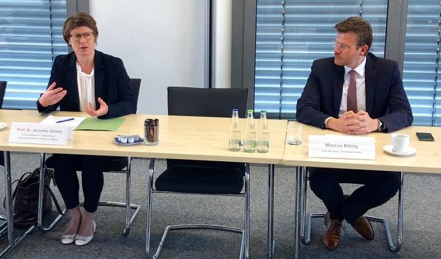 1. Tagung der Task Force Corona: Die zum um Rat der Wirtschaftsweisen zählende Prof. Dr. Veronika Grimm und Nürnbergs Oberbürgermeister Marcus König.  | Foto: Sven Heublein