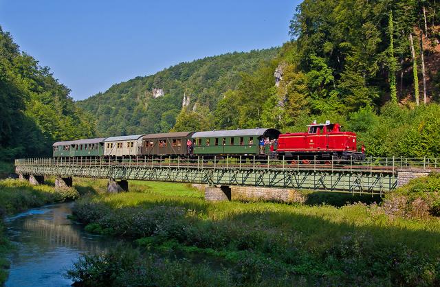 Mit einer historischen Diesellok werden die ersten Fahrten am 7. Juni bespannt, wie hier auf der "Hindenburgbrücke" bei Behringersmühle