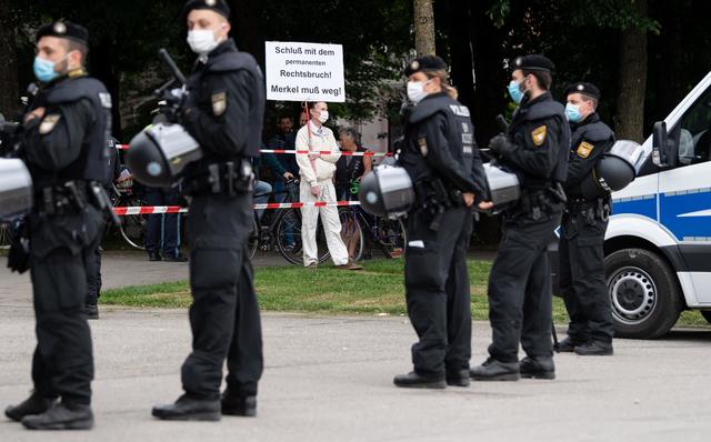 Ein Teilnehmer einer Demonstration gegen Anti-Corona-Maßnahmen in München.