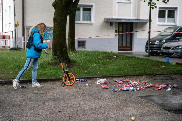 Eine Frau von der Spurensicherung vermisst die Stelle, an der ein Fahrzeug in eine Gruppe von Menschen gefahren ist. | Foto: Matthias Balk/dpa/Archivbild 