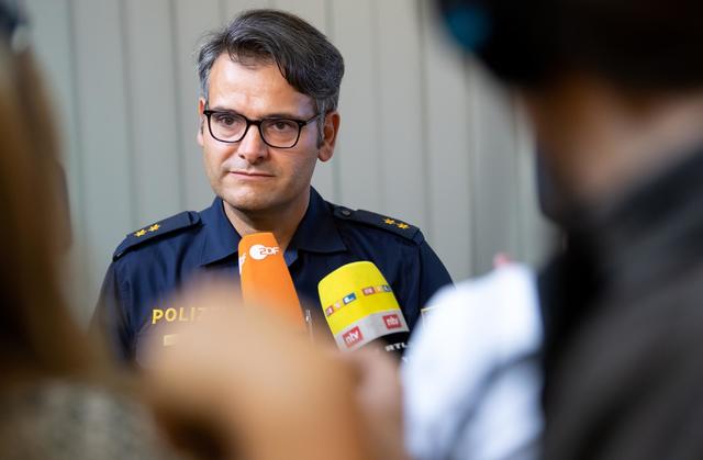 Marcus da Gloria Martins, Sprecher der Polizei München, nimmt an einer Pressekonferenz teil.  | Foto: Sven Hoppe/dpa/Archivbild 