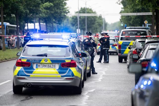 Mehrere Einsatzfahrzeuge der Polizei sichern den Tatort. | Foto: Matthias Balk/dpa 