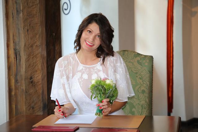 Nur noch eine Unterschrift – und aus Melanie Admave wird eine glückliche Frau Oerter. | Foto: Jürgen Friedrich