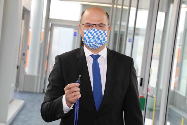 Er hat den Schlüssel: Der Bayerische Staatsminister der Finanzen und für Heimat Albert Füracker öffnet die Tür zur Fluggastbrücke.  | Foto: Udo Dreier
